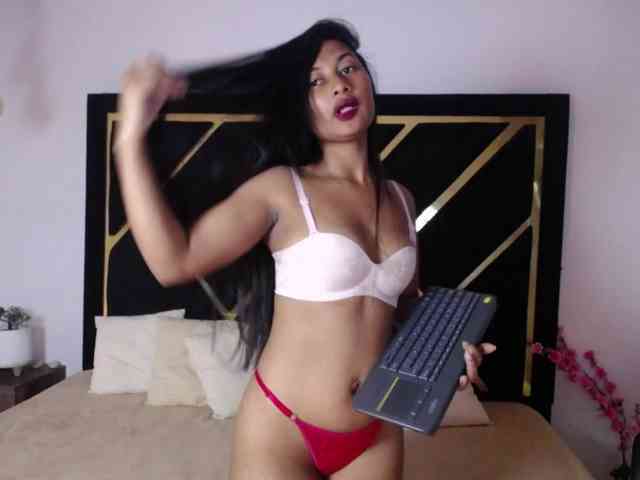 Zaara-Black webcam