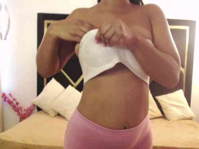 Zaara-Black webcam