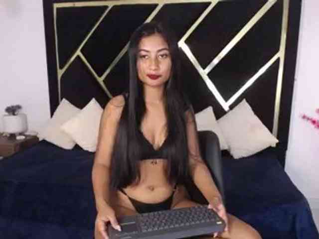 Zaara-Black webcam