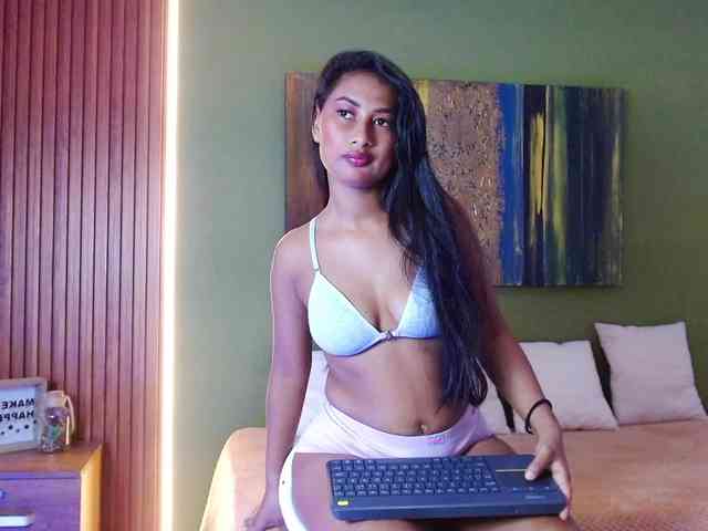 Zaara-Black webcam