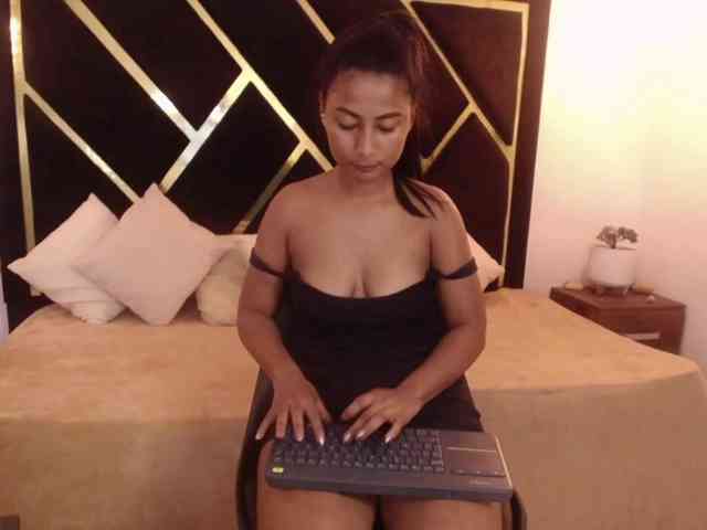Zaara-Black webcam