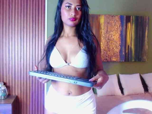 Zaara-Black webcam