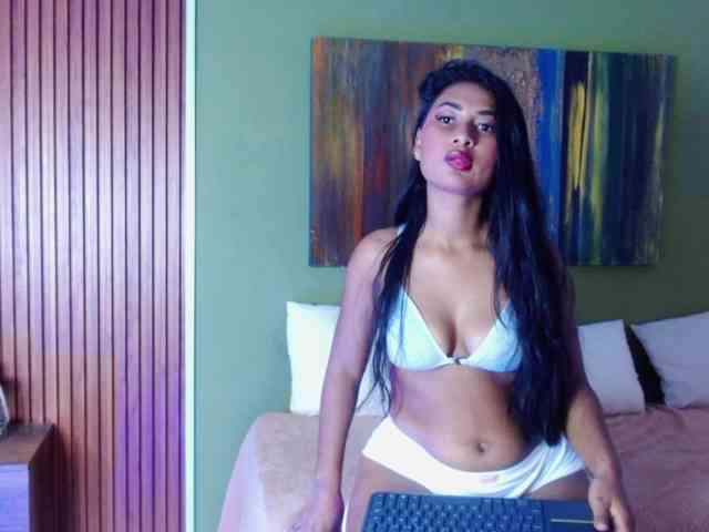 Zaara-Black webcam