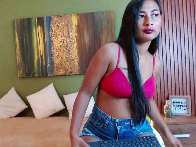 Zaara-Black webcam
