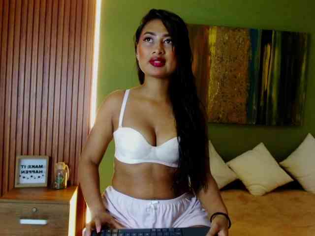 Zaara-Black webcam
