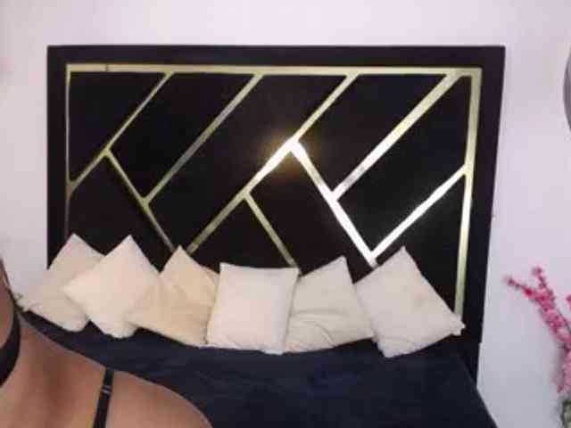 Zaara-Black webcam