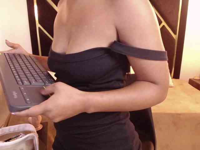 Zaara-Black webcam