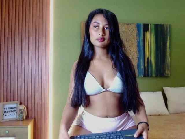 Zaara-Black webcam