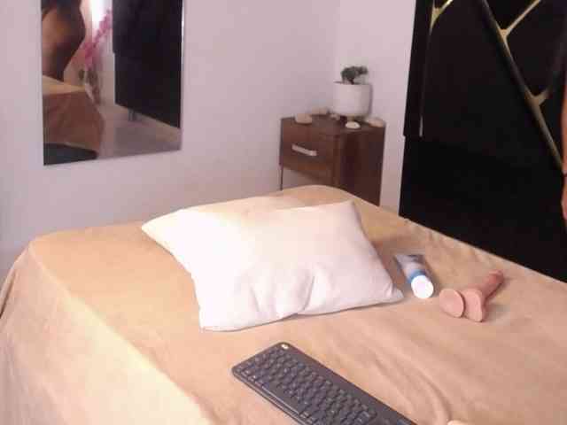 Zaara-Black webcam