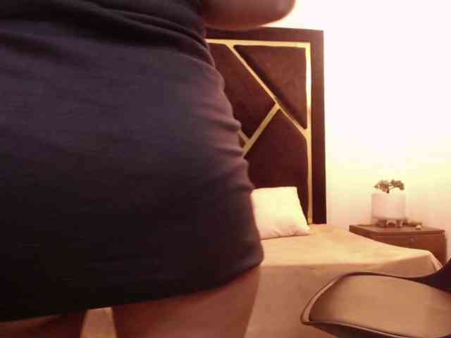 Zaara-Black webcam