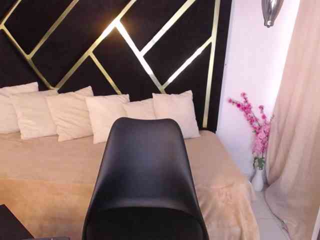 Zaara-Black webcam
