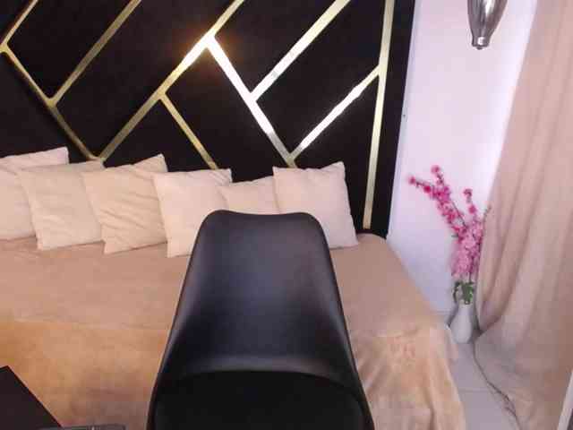 Zaara-Black webcam