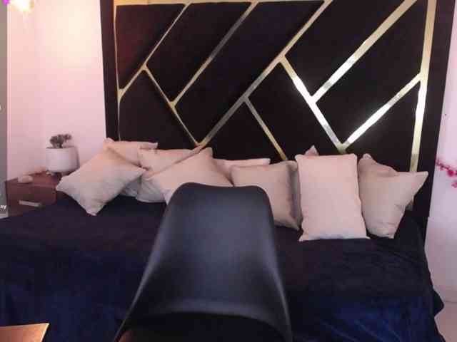Zaara-Black webcam