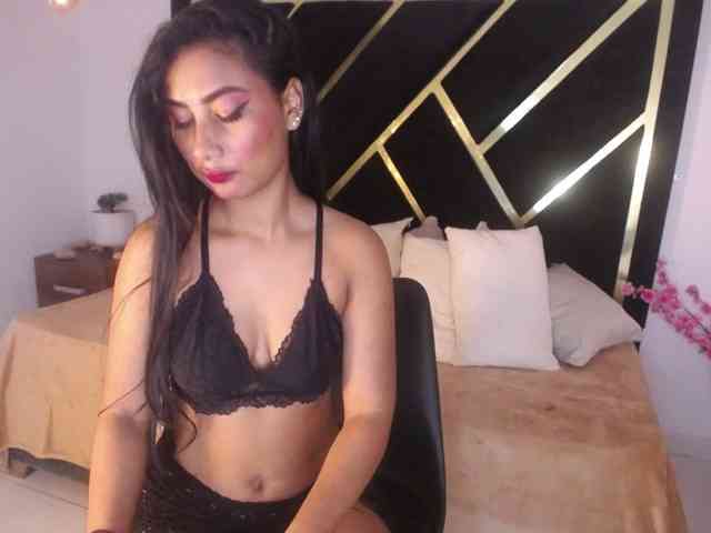 Zaara-Black webcam