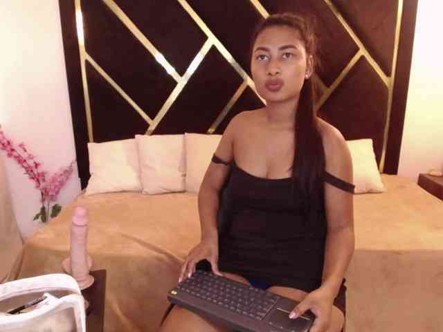 Zaara-Black webcam