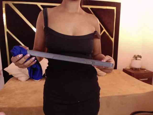 Zaara-Black webcam