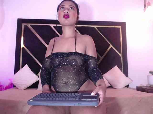 Zaara-Black webcam