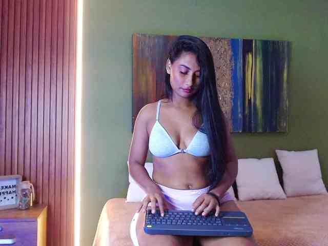 Zaara-Black webcam