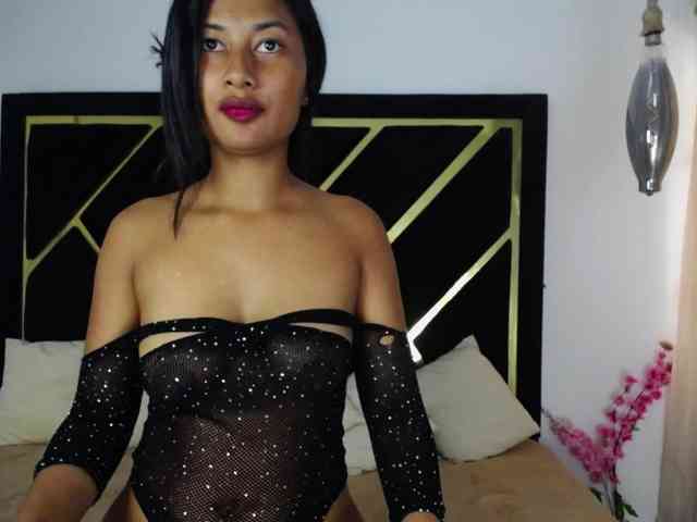 Zaara-Black webcam