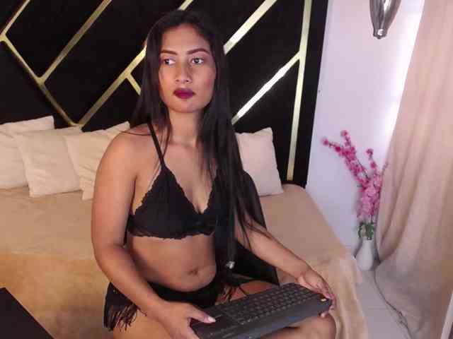 Zaara-Black webcam