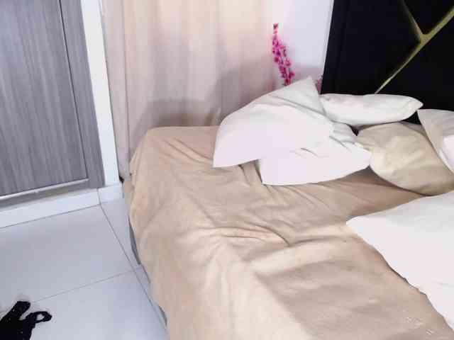 Zaara-Black webcam