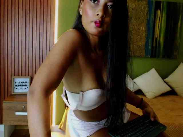 Zaara-Black webcam