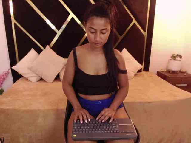 Zaara-Black webcam