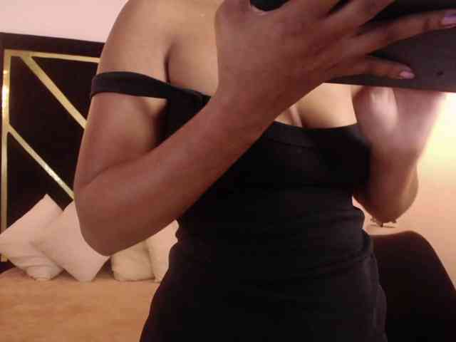 Zaara-Black webcam