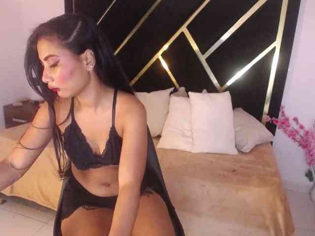 Zaara-Black webcam