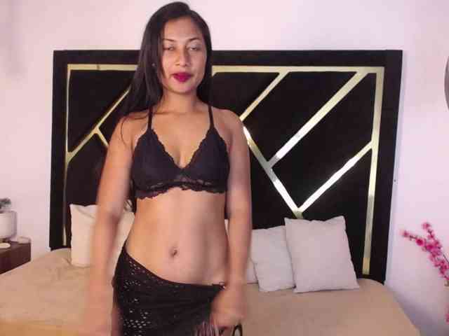 Zaara-Black webcam