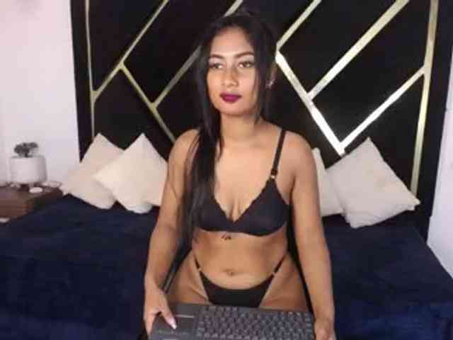 Zaara-Black webcam