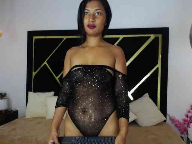 Zaara-Black webcam