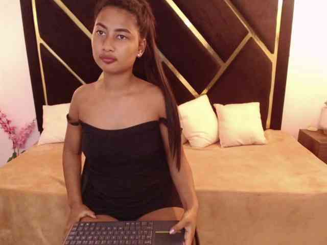 Zaara-Black webcam