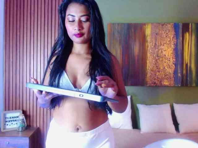 Zaara-Black webcam