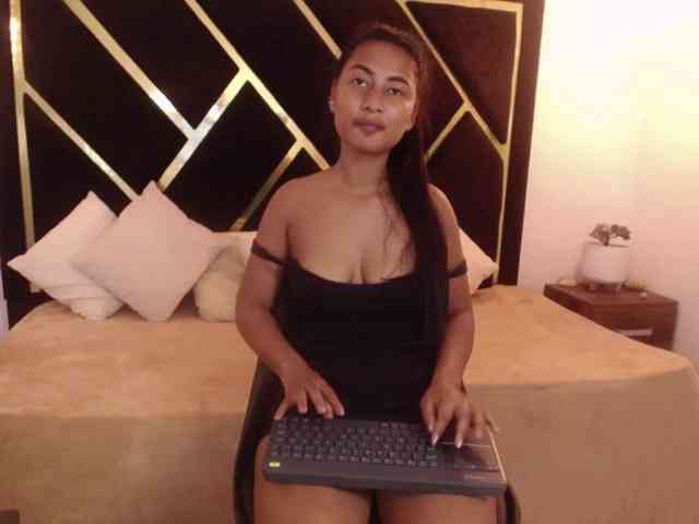 Zaara-Black webcam