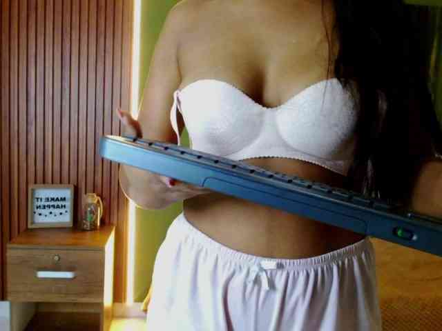 Zaara-Black webcam