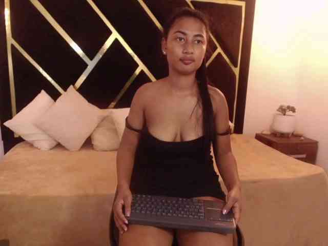 Zaara-Black webcam