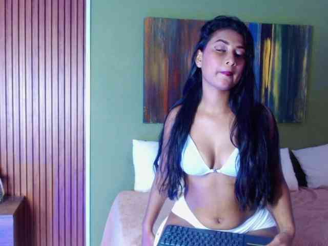 Zaara-Black webcam