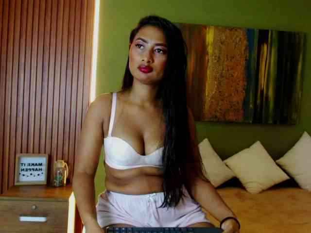 Zaara-Black webcam