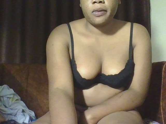 Hornycremmy09 live cam on BongaCams