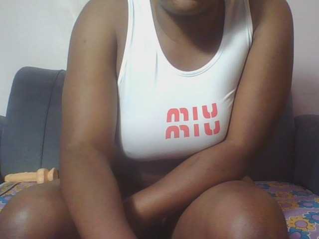 Hornycremmy09 live cam on BongaCams