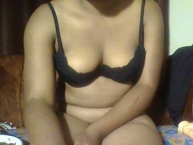 Hornycremmy09 live cam on BongaCams
