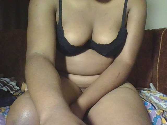 Hornycremmy09 live cam on BongaCams