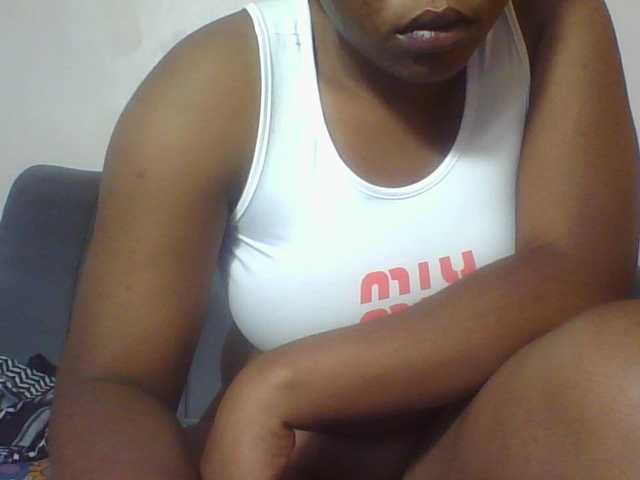 Hornycremmy09 live cam on BongaCams