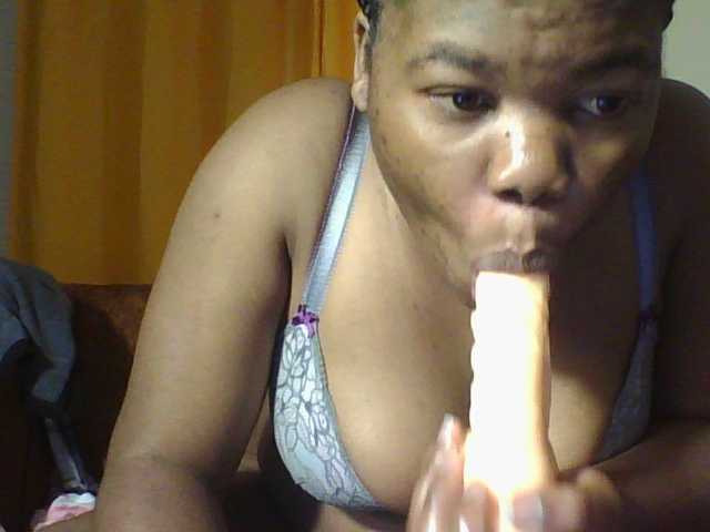 Hornycremmy09 live cam on BongaCams