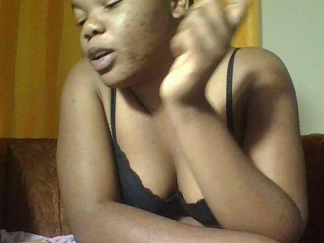 Hornycremmy09 live cam on BongaCams