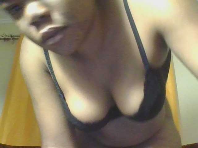 Hornycremmy09 live cam on BongaCams
