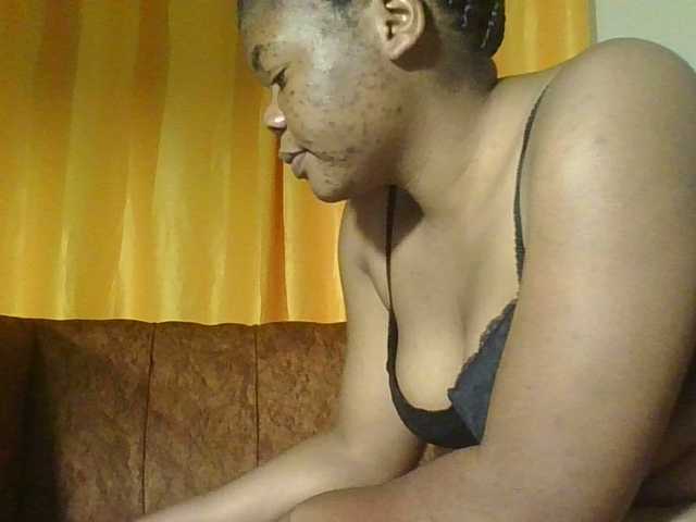 Hornycremmy09 live cam on BongaCams