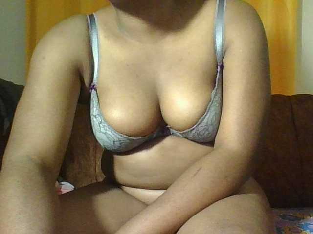 Hornycremmy09 live cam on BongaCams