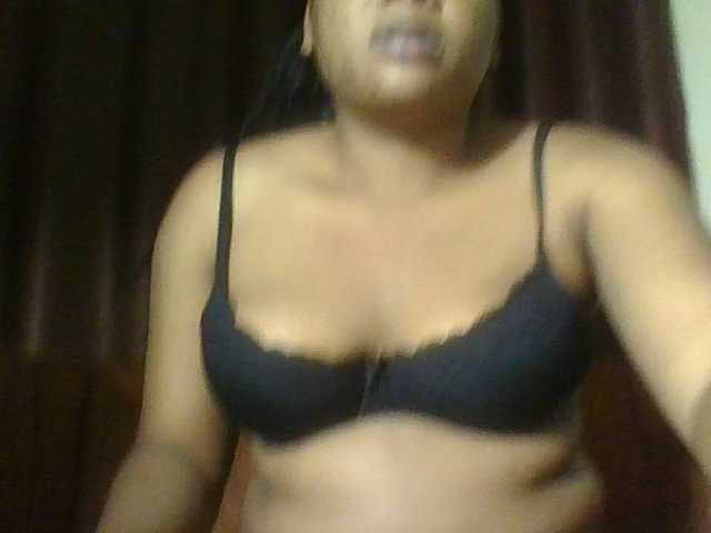 Hornycremmy09 live cam on BongaCams
